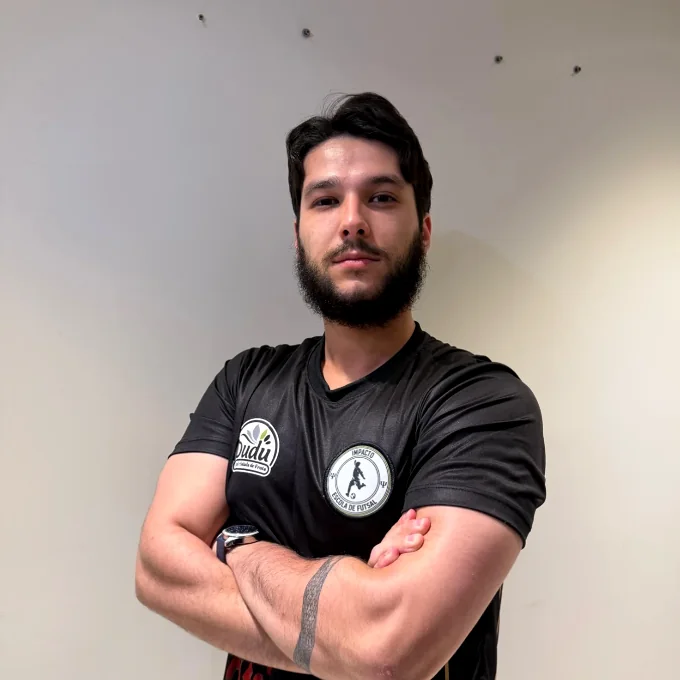 Austynn Davidis com uniforme da comissão técnica